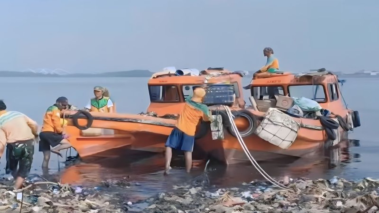 Dinas Lingkungan Hidup Provinsi DKI Jakarta melakukan pembersihan Hutan Mangrove Pesisir Pantai Muara Angke, Jakarta Utara, Rabu (12/7/2023). ANTARA/HO-Instagram @dinaslhdki