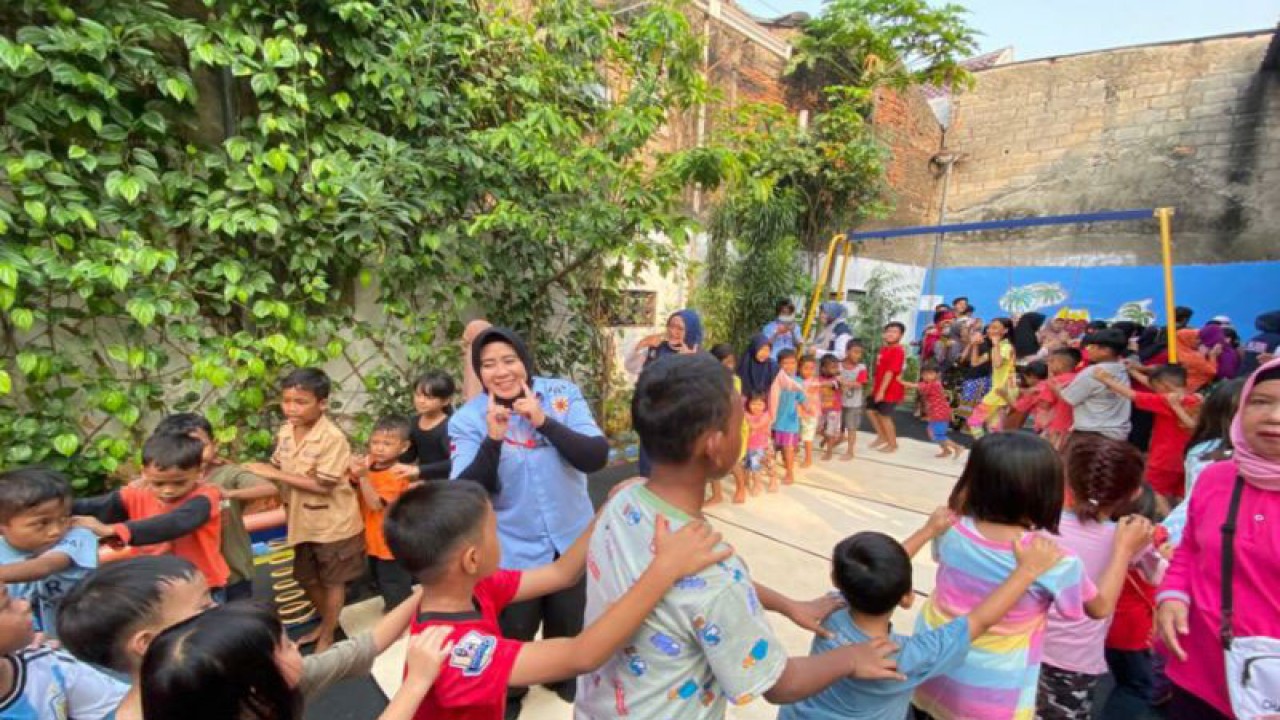 Sejumlah petugas Dinas Sosial DKI Jakarta melakukan pemulihan emosi kepada penyintas kebakaran di Setiabudi, Jakarta, Rabu (12/7/2023). ANTARA/Luthfia Miranda Putri