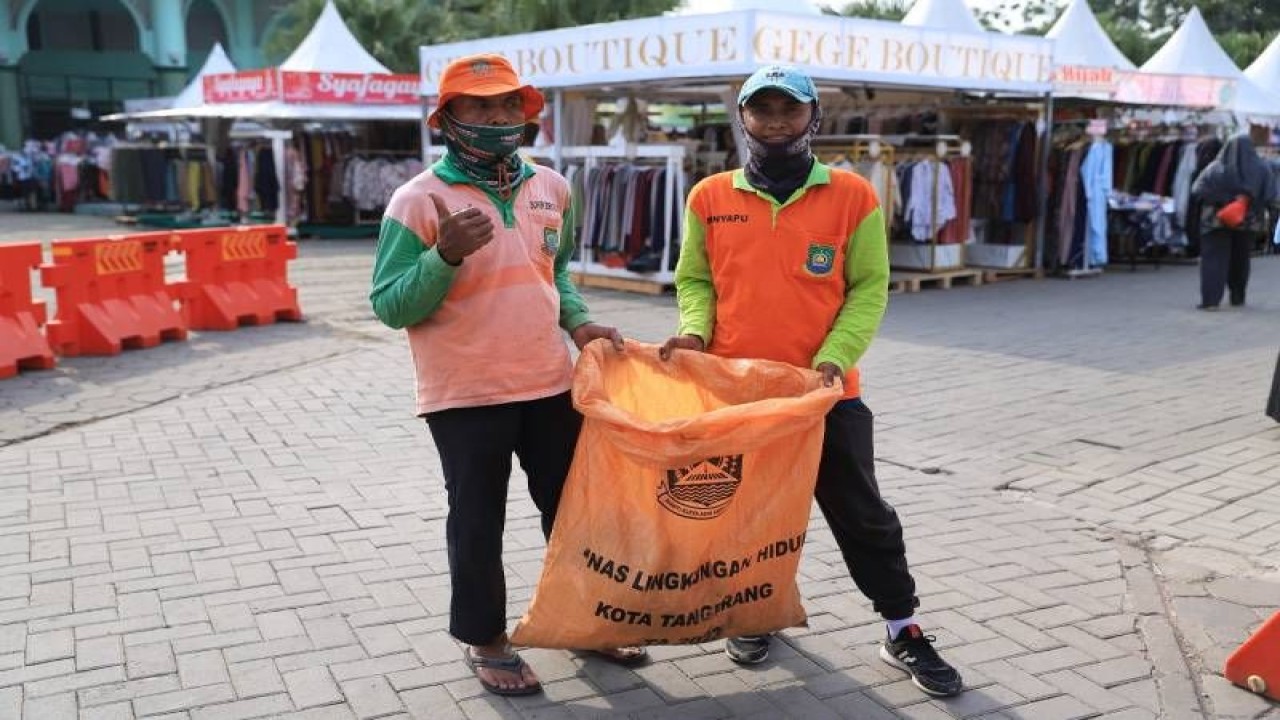 DLH Kota Tangerang, Provinsi mengerahkan 50 petugas kebersihan di area Festival Al Azhom. yang berlangsung mulai tanggal 18 hingga 30 Juli 2023 di kawasan Masjid Raya Azl Azhom, Kota Tangerang, Provinsi Banten. FOTO ANTARA/HO-DLH Tangerang