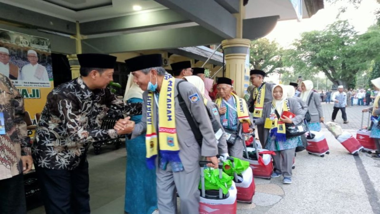 Dokumen: pelepasan jamaah haji asal Kota Mataram, Provinsi Nusa Tenggara Barat, tahun 2023. (Foto: ANTARA/Nirkomala)