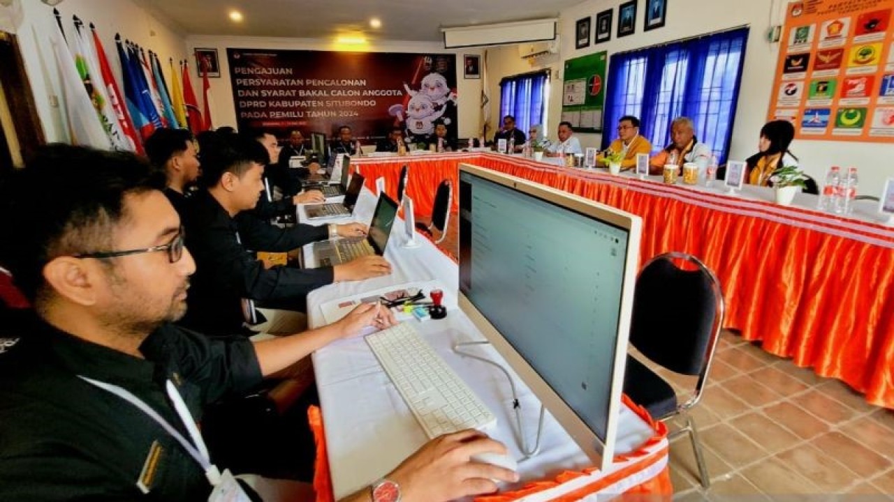Dokumentasi - Penerimaan persyaratan administrasi bakal caleg DPRD kabupaten di KPU Situbondo, Jatim. (ANTARA/Novi Husdinariyanto)