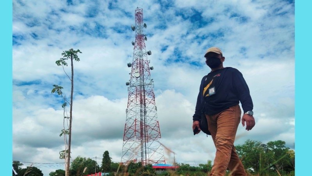 Dokumentasi. Warga melintasi menaga telekomunikasi di Kota Palangka Raya. (ANTARA/Rendhik Andika)