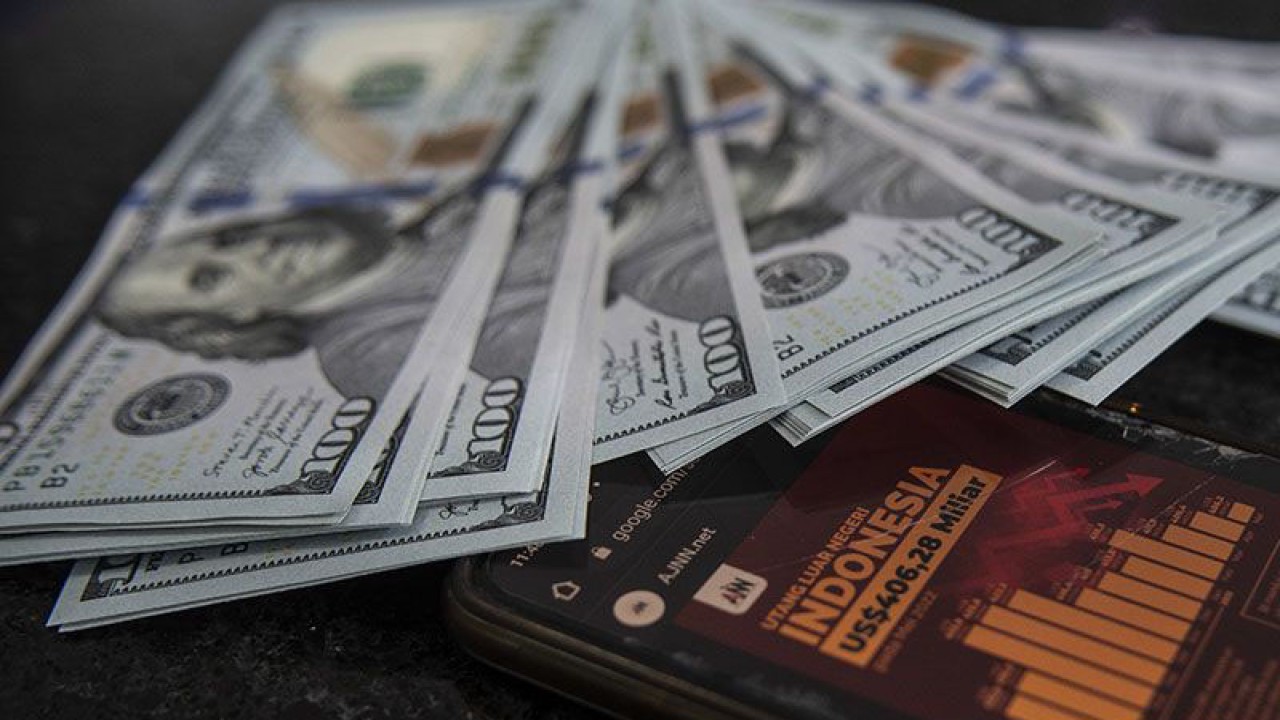 Arsip foto - Tumpukan uang dolar AS berada di gerai penukaran mata uang asing VIP (Valuta Inti Prima) Money Changer, Jakarta, Jakarta, Rabu (16/11/2022).ANTARA FOTO/Muhammad Adimaja/foc/pri. (ANTARA FOTO/MUHAMMAD ADIMAJA)