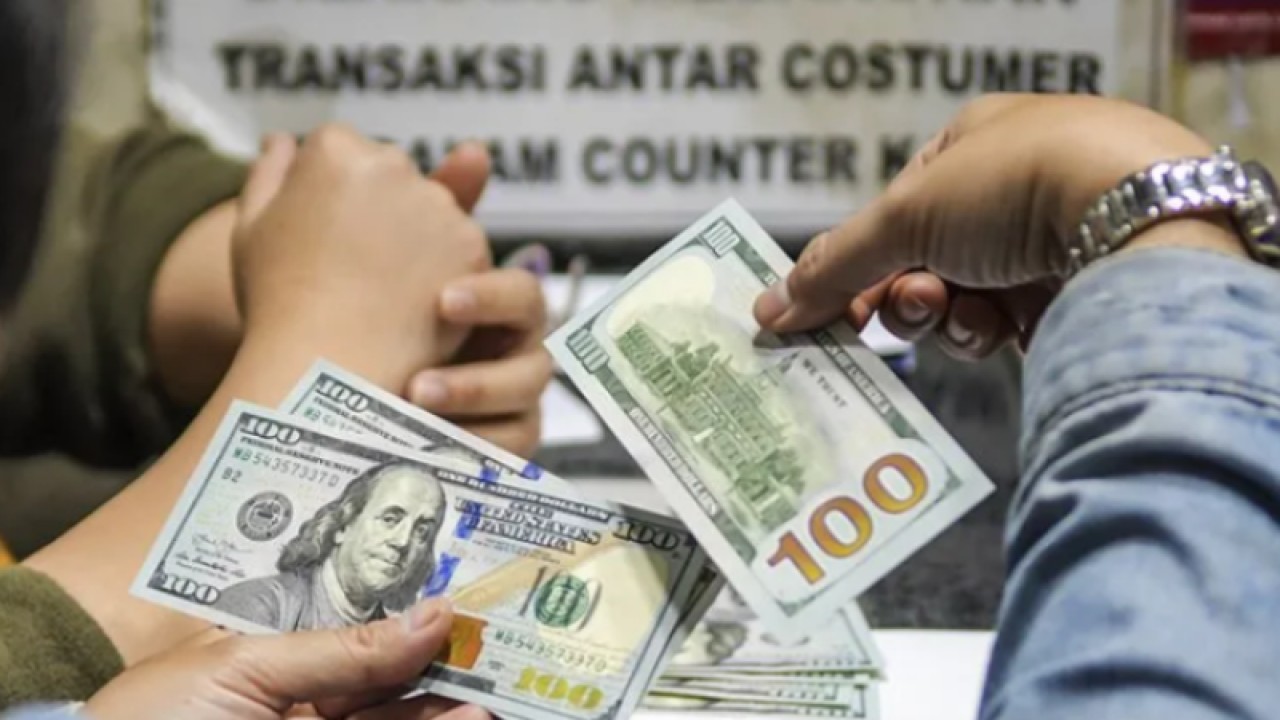 Ilustrasi - Warga menukarkan mata uang dolar AS di sebuah gerai money changer di Jakarta. ANTARA FOTO/Galih Pradipta/wsj/aa. (ANTARA FOTO/GALIH PRADIPTA)