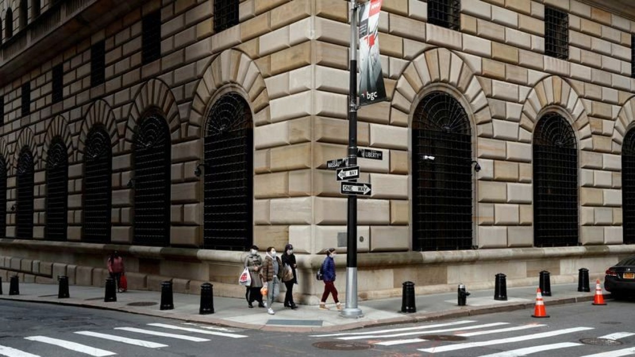 Arsip Foto - Orang-orang berjalan di luar Federal Reserve Bank of New York di New York City, AS, Rabu (18/3/2020). ANTARA/REUTERS/Lucas Jackson/am.