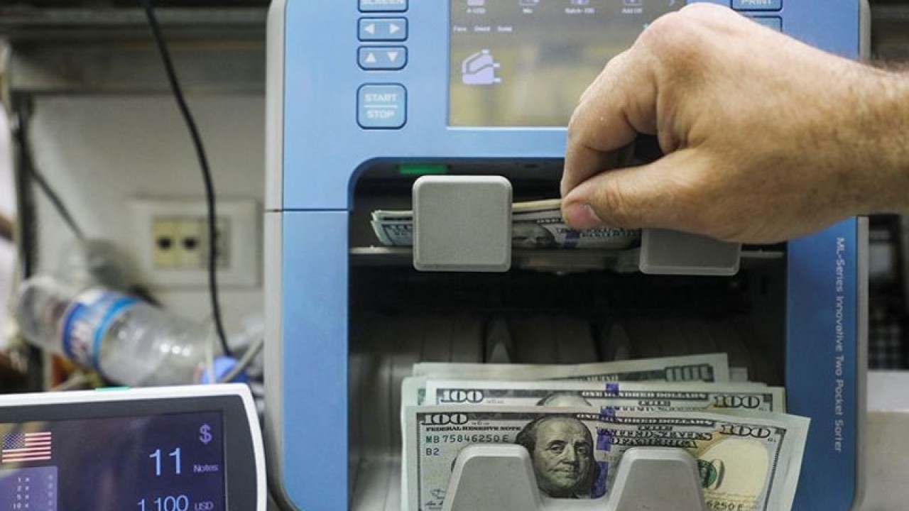 Seorang pria menghitung uang kertas dolar AS di sebuah toko pertukaran di Beirut, Lebanon (18/3/2022). ANTARA/REUTERS/Mohamed Azakir/pri.