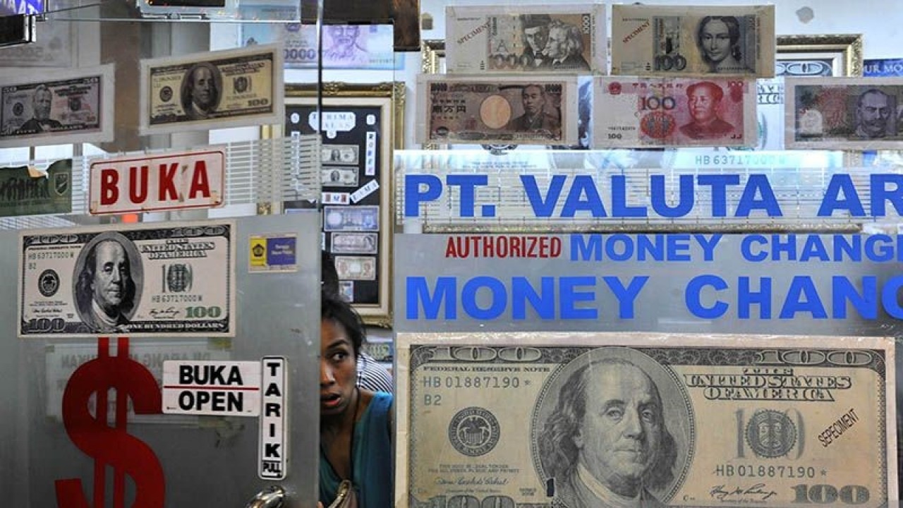 Ilustrasi - Seorang nasabah meninggalkan tempat penukaran mata uang asing di salah satu pusat perbelanjaan kawasan Mega Kuningan, Jakarta. ANTARA FOTO/Puspa Perwitasari/mes/aa