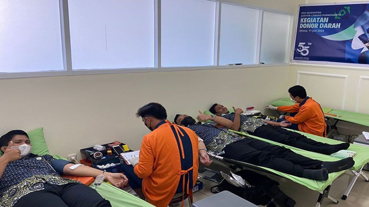 Kegiatan donor darah dalam rangka HUT Ke-55 BPJS Kesehatan yang digelar di Kantor BPJS Kesehatan Cabang Purwokerto, Kabupaten Banyumas, Jateng, Selasa (11/7/2023). FOTO ANTARA/HO-BPJS Kesehatan Purwokerto