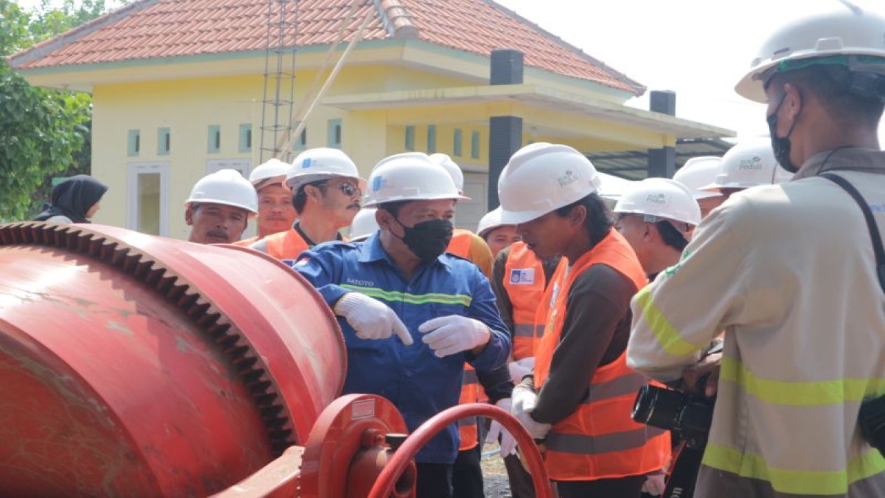 Dosen ITS saat mempraktikkan pembuatan beton dan bata ringan dari FABA. ANTARA/HO-Humas ITS