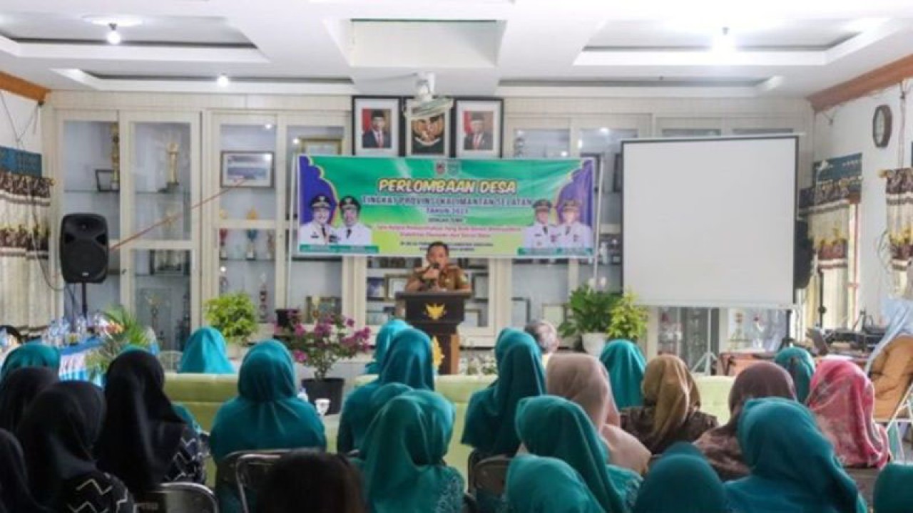 Kepala Dinas Pemberdayaan Masyarakat Desa (DPMD) Tanah Bumbu Samsir saat melakukan penilaian lomba desa di Desa Purwodadi FOTO. ANTARA/Sujud