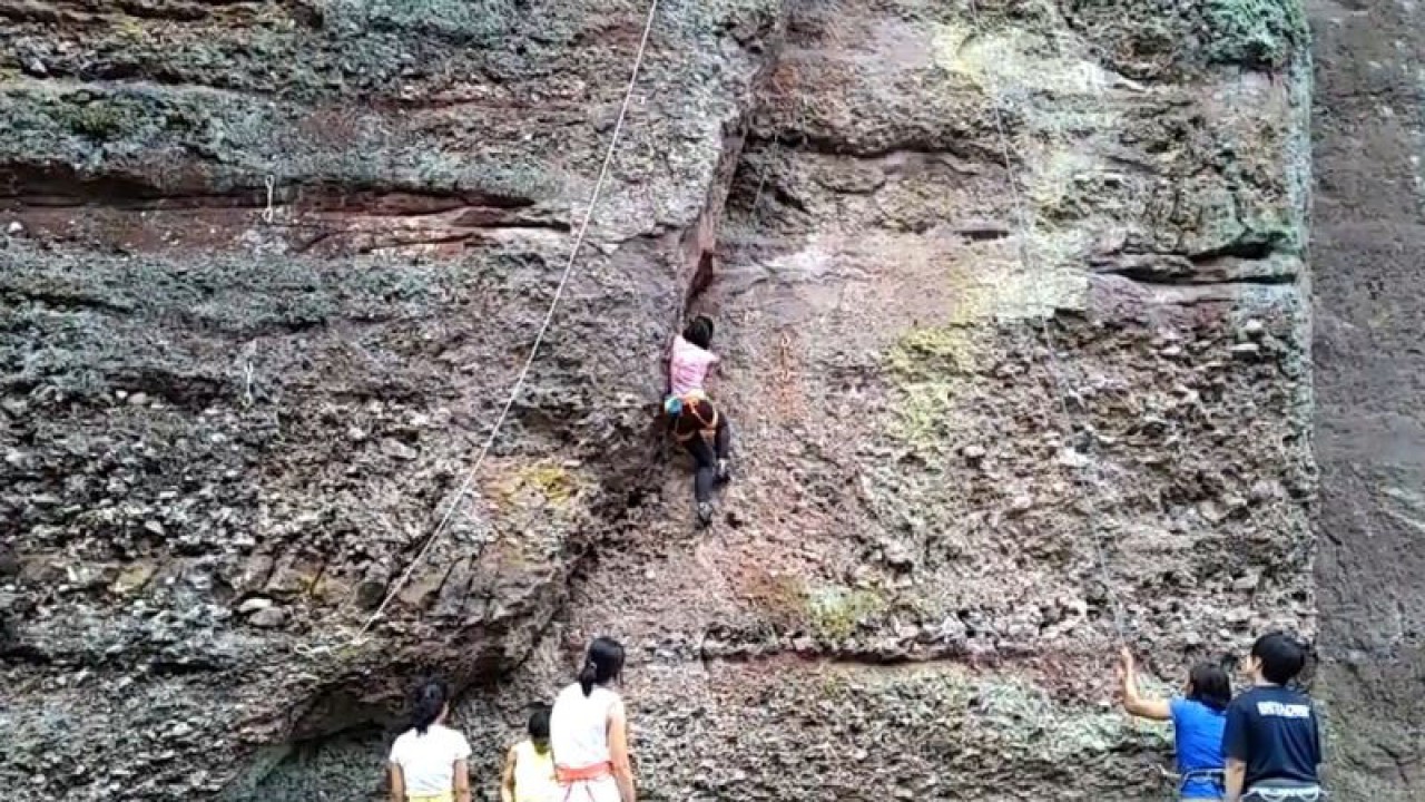 Sejumlah wisatawan melakukan olahraga panjat tebing di Kecamatan Harau, Kabupaten Limapuluh Kota. (ANTARA/Muhammad Zulfikar).