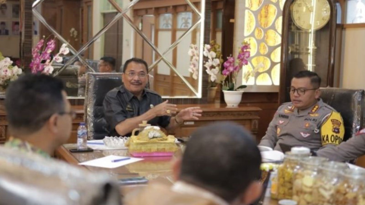 Suasana rapat Ketua DPRD Kalsel dengan Dirlantas Polda provinsi setempat di ruang kerja Ketua Dewan provinsi tersebut di Banjarmasin, Kamis (20/7/23) (ANTARA/HO- Humas Setwan Kalsel.)