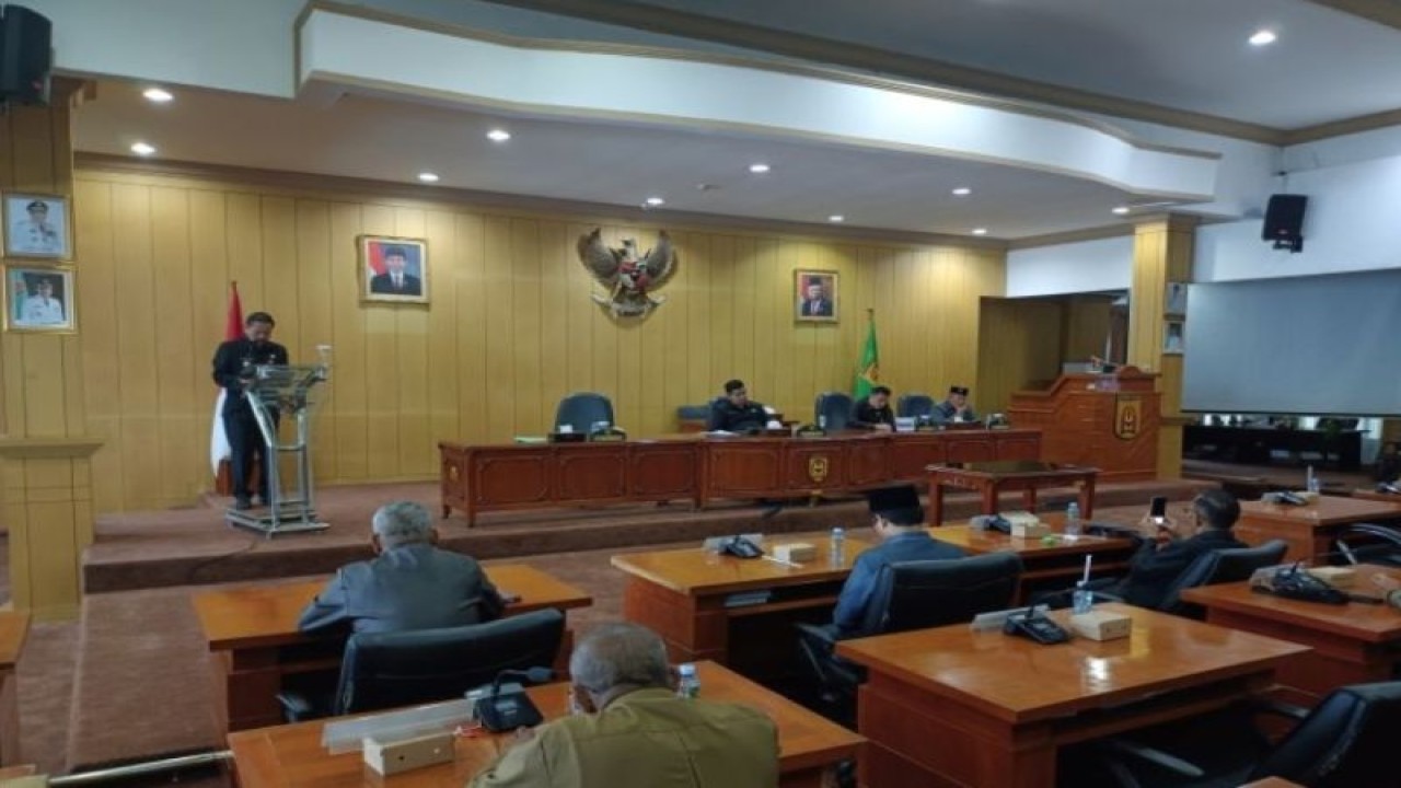 Suasana rapat paripurna DPRD Kota Banjarbaru membahas rancangan peraturan daerah yang disampaikan Pemerintah Kota beberapa waktu lalu. ANTARA/HO-Yose Rizal