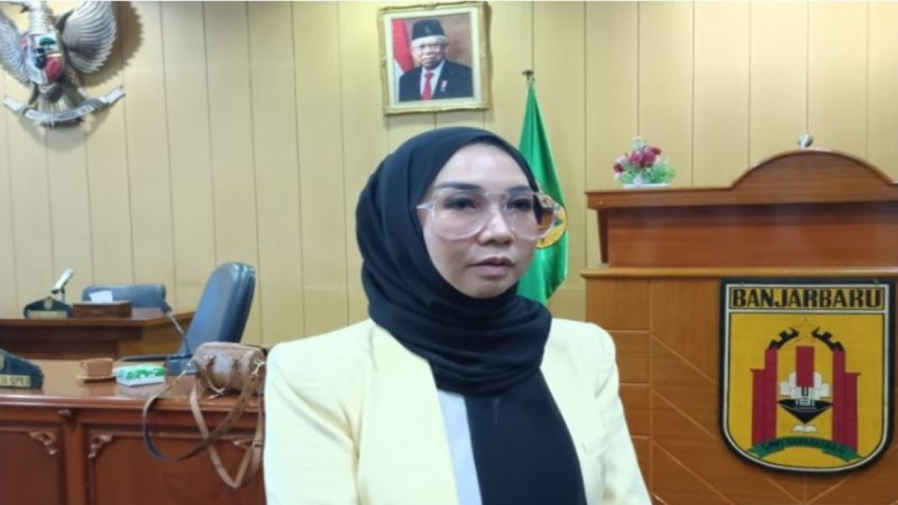 Ketua Panitia Khusus V DPRD Kota Banjarbaru Liana usai memimpin rapat perdana pembahasan raperda perlindungan dan pemberdayaan koperasi dan usaha mikro di Gedung DPRD Banjarbaru, Senin (10/7/2023). (ANTARA/Yose Rizal)