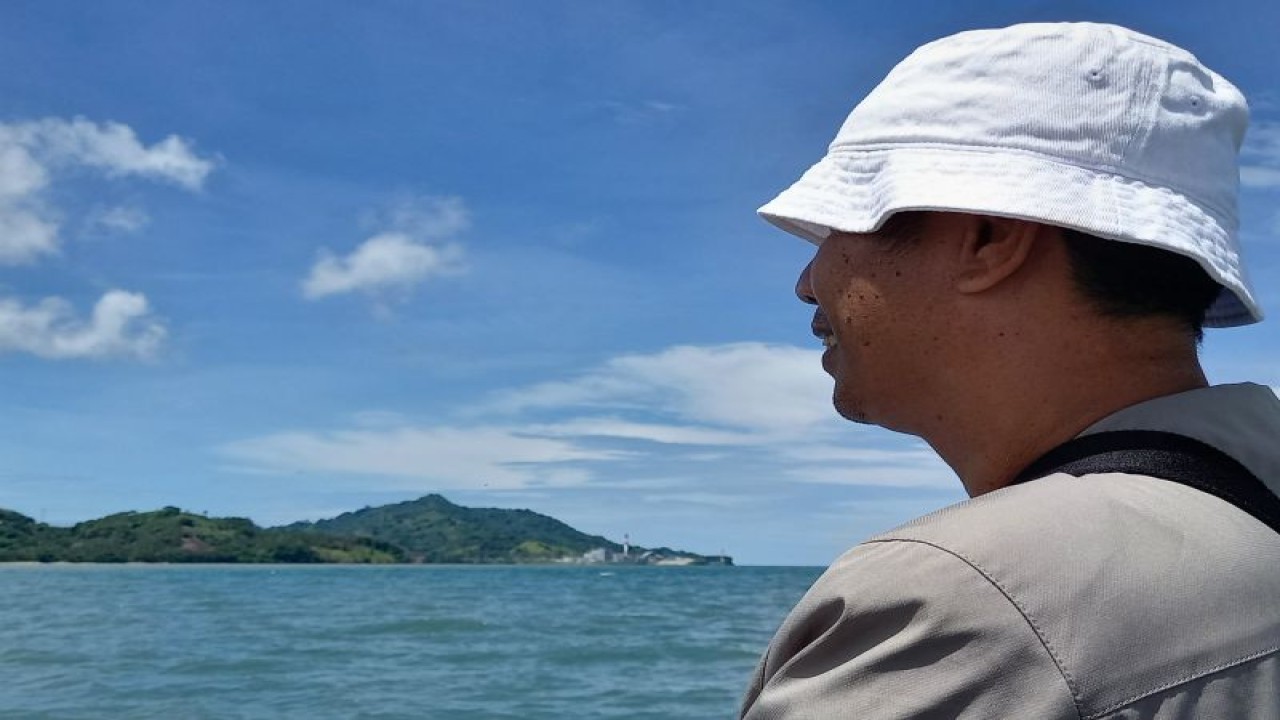 Anggota Komisi II DPRD Gorontalo Utara Dedy Dunggio terkait dugaan BBM bersubsidi jenis solar bercampur air di SPDN PPI Gentuma, Kecamatan Gentuma Raya. (ANTARA/Susanti Sako)