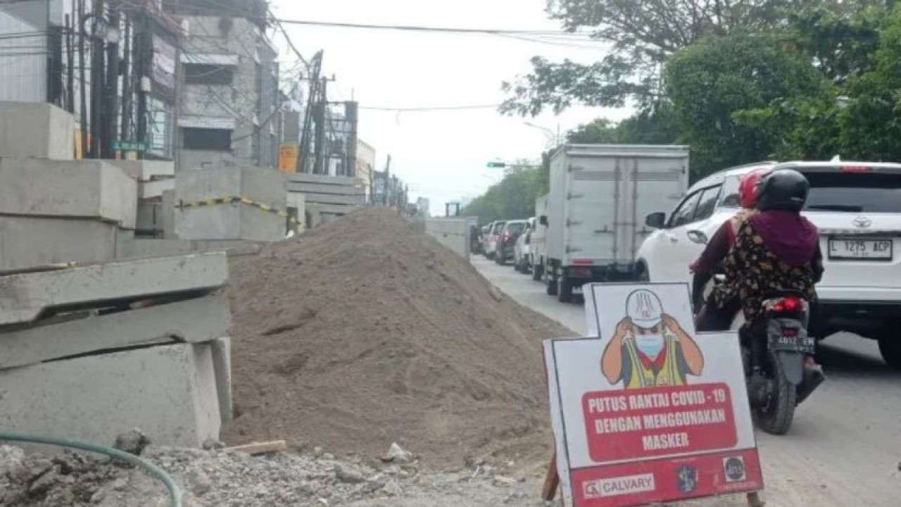 Salah satu proyek pembangunan lokasi saluran air di kawasan Pucang yang tengah digarap oleh Pemkot Surabaya, Kamis (13/7/2023). (ANTARA/Ananto Pradana)