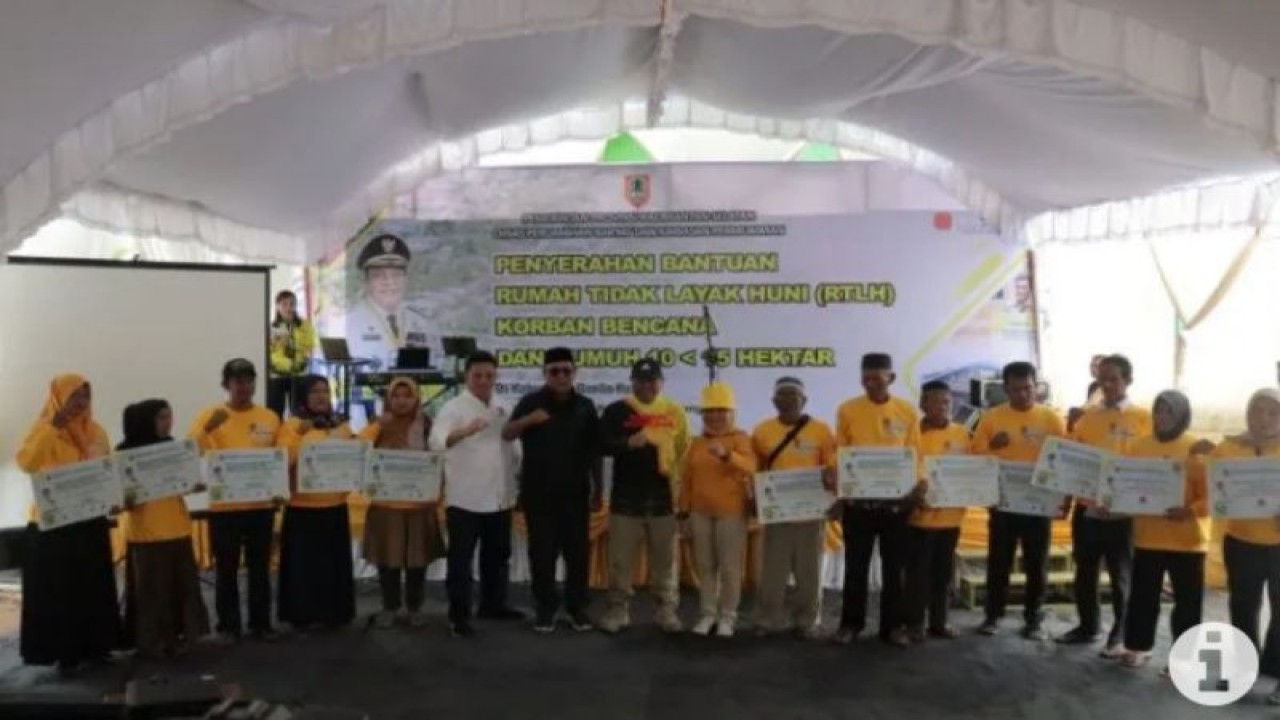 Gubernur Kalsel H Sahbirin Noor dudamping Penjabat  Bupati Batola Mujiyat menyerahkan secara simbolis bantuan RTLH di Kecamatan Jejangkit pada Sabtu (8/7/2023). (ANTARA/HO-Dokpim Batola)