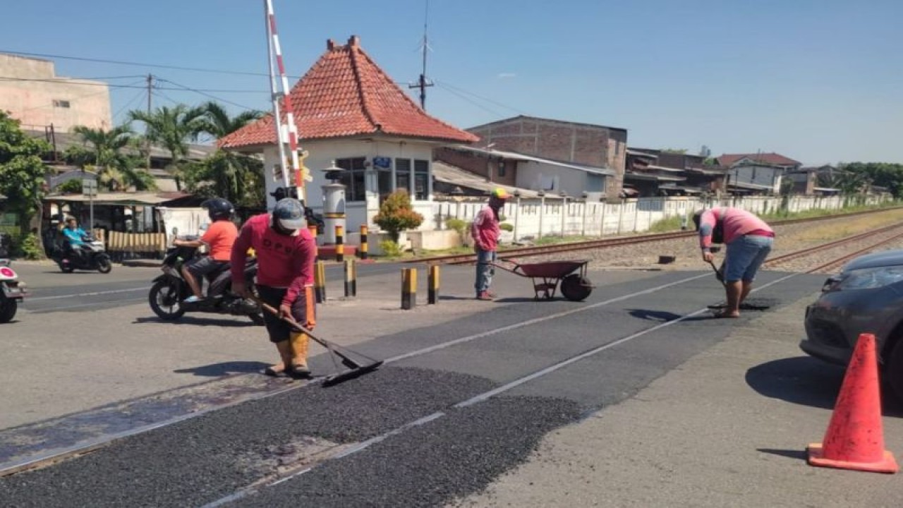 Petugas Dinas Pekerjaan Umum (DPU) Kota Semarang memperbaiki kerusakan jalan di perlintasan sebidang Madukoro dan Puri Anjasmoro Semarang, Kamis (21/7/2023). (ANTARA/HO-Pemkot Semarang)