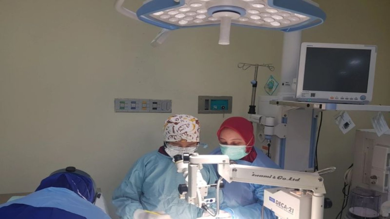 Dr. Prihartini Widiyanti, drg, SBio, MKes, (tengah) saat melakukan penelitian. (ANTAR/HO-Humas Unair)