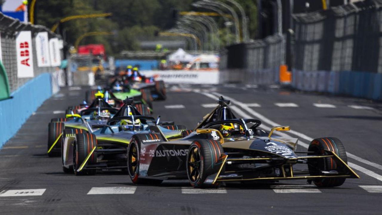 Pebalap tim DS PENSKE Stoffel Vandoorne melaju dengan mobil DS E-Tense FE23 pada kejuaraan dunia Formula E Roma di Sirkuit Cittadino dell'eur, Roma, Italia, pada 14-16 Juli 2023. (ANTARA/HO/DS PENSKE/Julien Delfosse/DPPI)