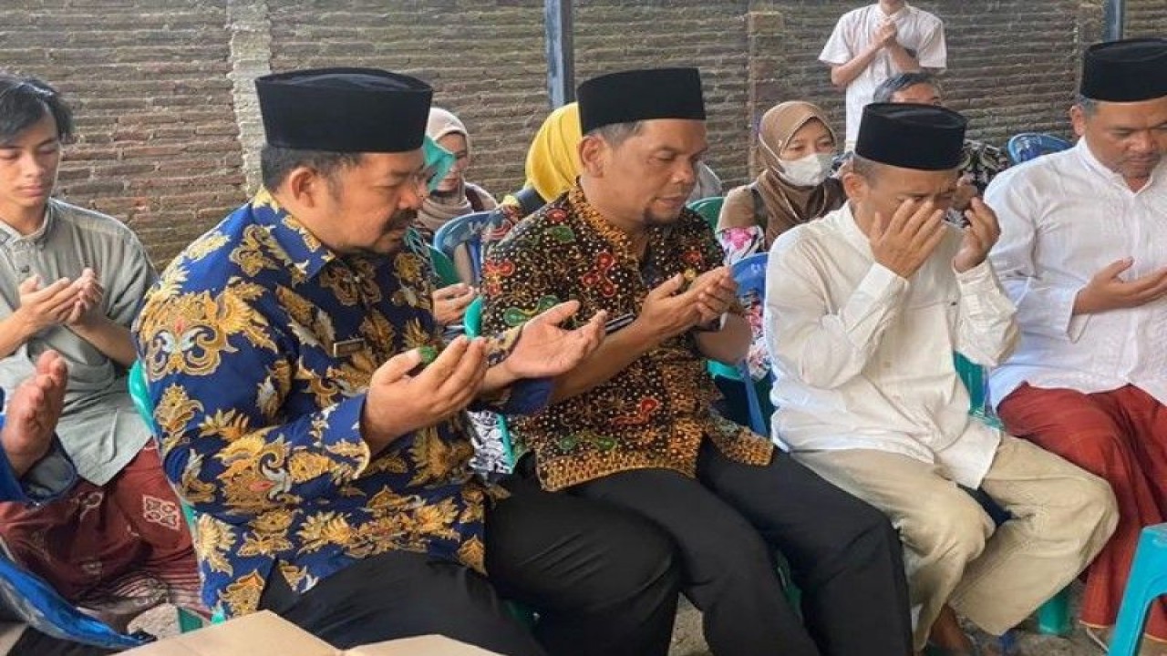 Kepala Kementerian Agama Kabupaten Batang Akhmad Farhan (nomor 3 dari kanan) di Batang, Selasa (4/7/2023), bertakziah ke rumah keluarga anggota jamaah haji yang meninggal dunia di Makkah, Arab Saudi. (ANTARA/HO-Humas Kemenag Batang)