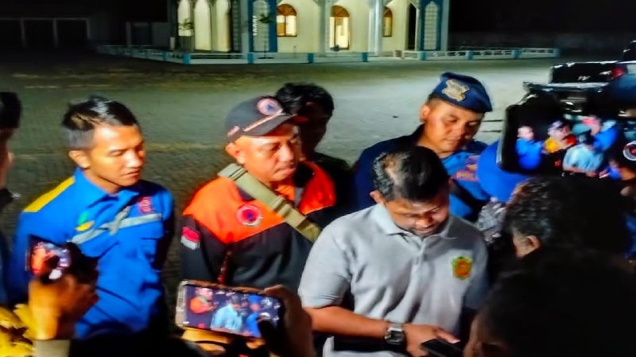 Petugas SAR berkoordinasi dengan Kepolisian Perairan dan KSOP Kelas IV Panarukan di Situbondo, Jawa Timur, Rabu (19/7/2023) malam, untuk menangani korban kecelakaan kapal barang rute Situbondo-Sumenep. (ANTARA/HO-BPBD Situbondo)