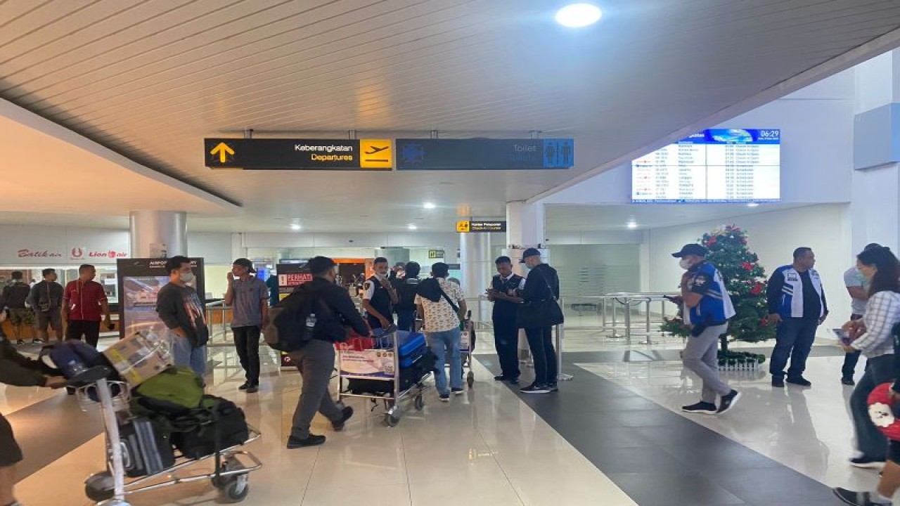 Dua penerbangan ke Bandara Internasional Pattimura Ambon, Maluku, dialihkan ke bandara terdekat akibat cuaca buruk sejak Minggu pagi (9/7). ANTARA/HO-Humas Angkasa Pura Bandara Pattimura Ambon.