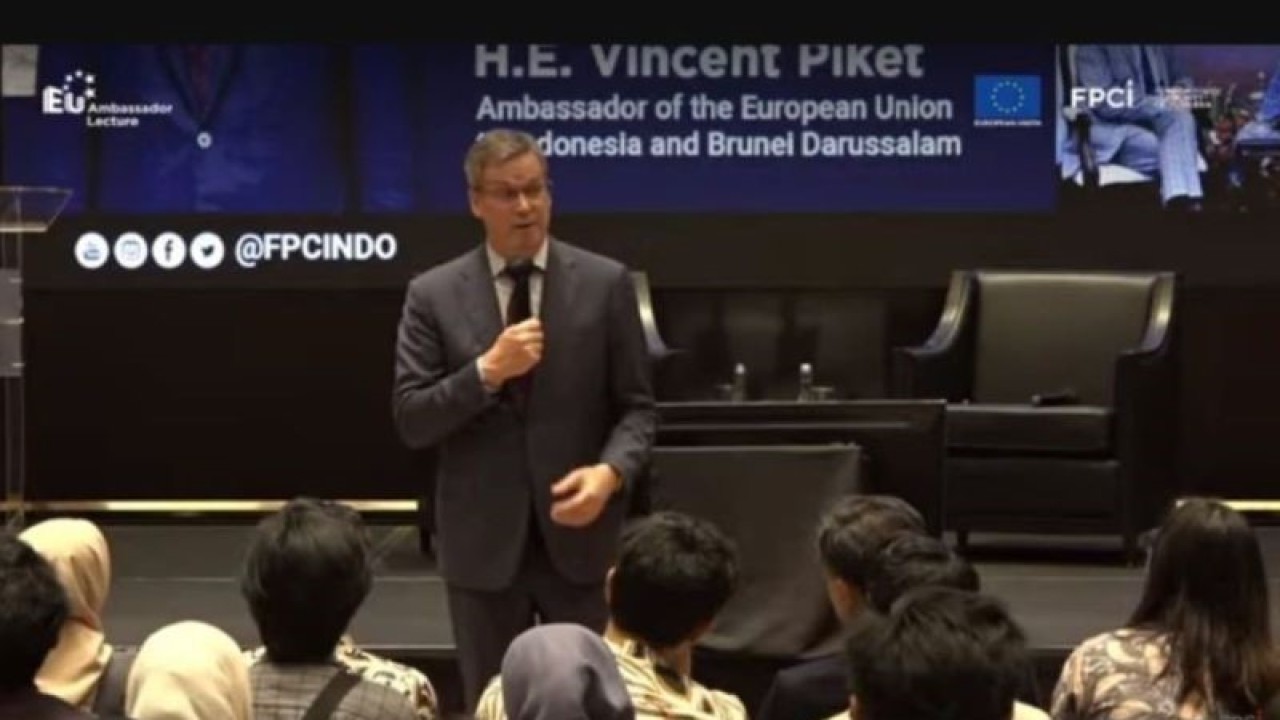 Duta Besar Uni Eropa untuk Indonesia dan Brunei Darussalam Vincent Piket berbicara pada dialog yang diselenggarakan FPCI di Jakarta, Selasa (25/7/2023). (ANTARA/Asri Mayang Sari)