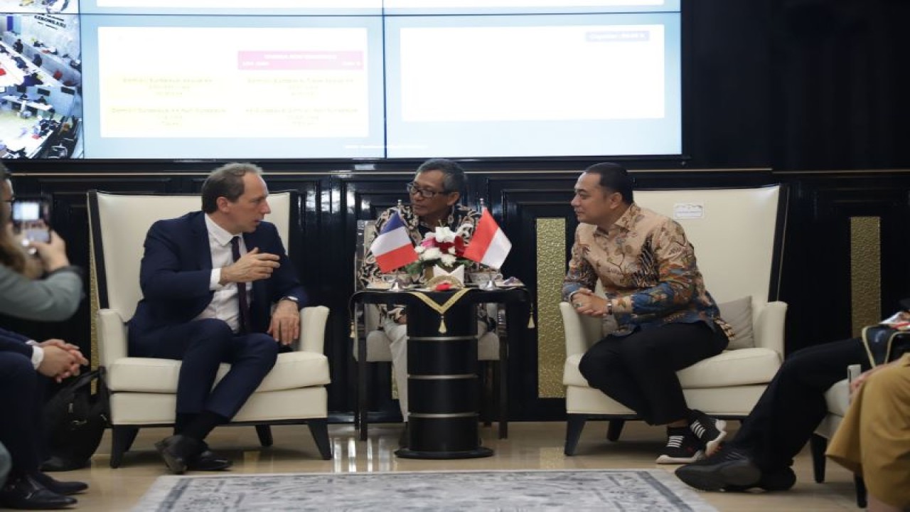 Duta Besar Perancis untuk Indonesia, Fabien Penone saat menemui Wali Kota Surabaya Eri Cahyadi di Balai Kota Surabaya, Selasa (18/7/2023). (ANTARA/HO-Diskominfo Surabaya)
