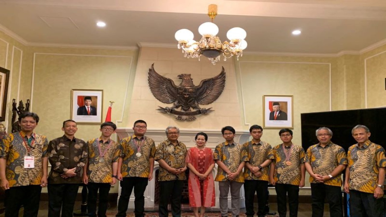 Duta Besar RI untuk Jepang Heri Akhmadi dan istri Nuning Akhmadi menerima Tim Olimpiade Fisika Indonesia di Wisma Duta Tokyo, Senin (17/7). (KBRI Tokyo)