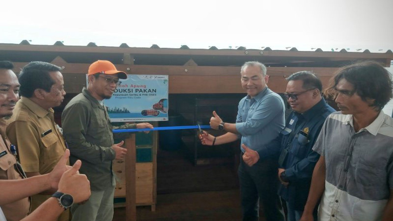 General Manager (GM) PHE OSES Antonius Dwi Arinto (ketiga kanan) menggunting pita menandakan jalannya pengoperasian rumah apung di dermaga selatan Pulau Panggang untuk memproduksi kebutuhan pakan ikan budidaya lewat pengembangbiakan maggot di Kepulauan Seribu Utara, Kepulauan Seribu, Selasa (25/7/2023). ANTARA/Abdu Faisal