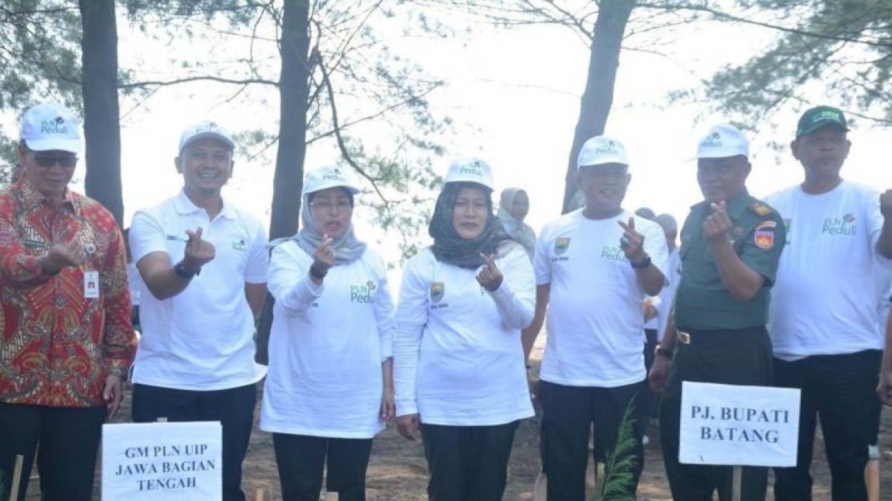 Penjabat Bupati Batang Lani Dwi Rejeki (nomor 3 dari kiri) bersama rombongan OPD melakukan penanama pohon mangrove dan cemara laut di Pantai Sigandu dan Sicepit, Rabu (26/7/2023). (ANTARA/Kutnadi)