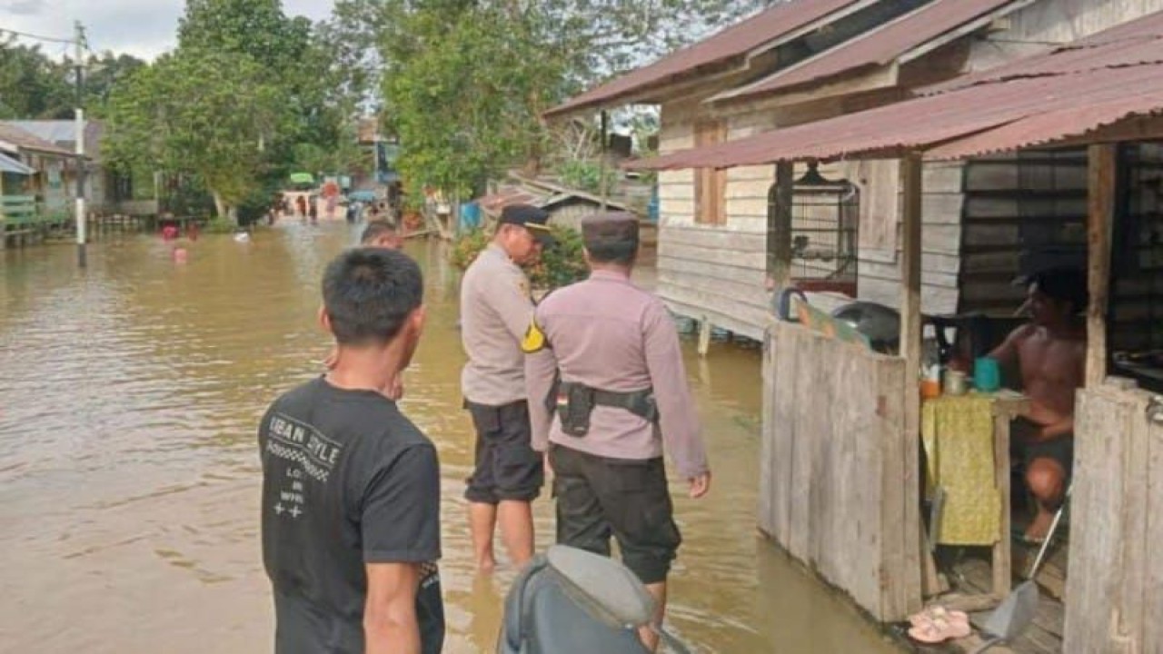 Kapolsek Arut Utara Ipda Edi Hariyanto saat melakukan pengecekan terhadap wilayah terdampak banjir, Senin (10/7/2023) ANTARA/HO-Dokumentasi Pribadi