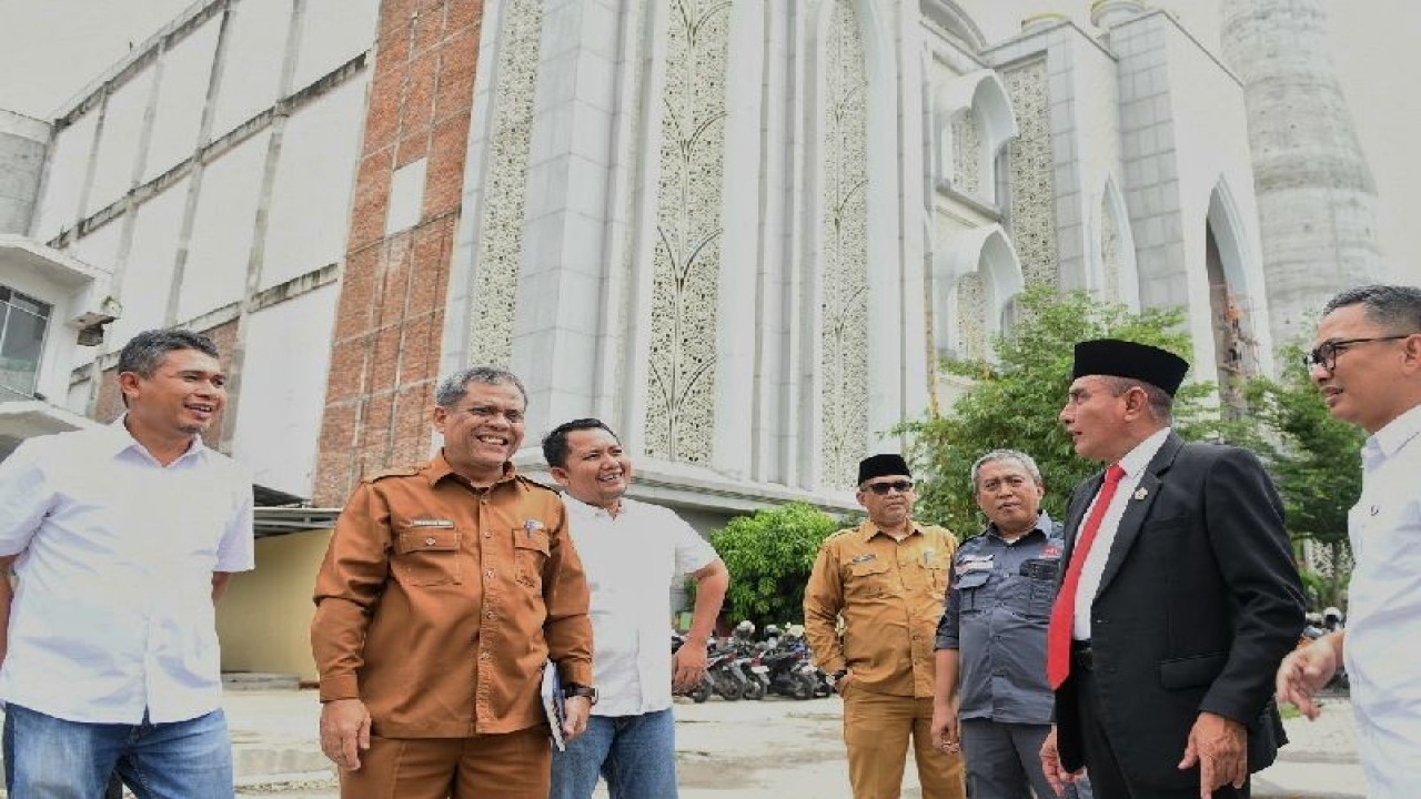 Gubernur Sumatera Utara, Edy Rahmayadi meminjau proses pemabungunan Masjid Agung Sumut, di Medan, Rabu. (ANTARA/HO)