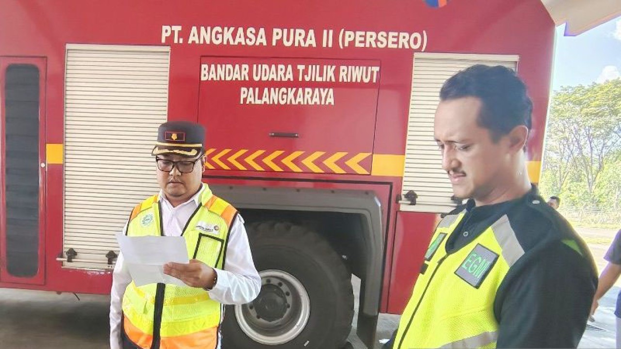 EGM Bandara Tjilik Riwut Ardha Wulanigara (kanan). ANTARA/Muhammad Arif Hidayat