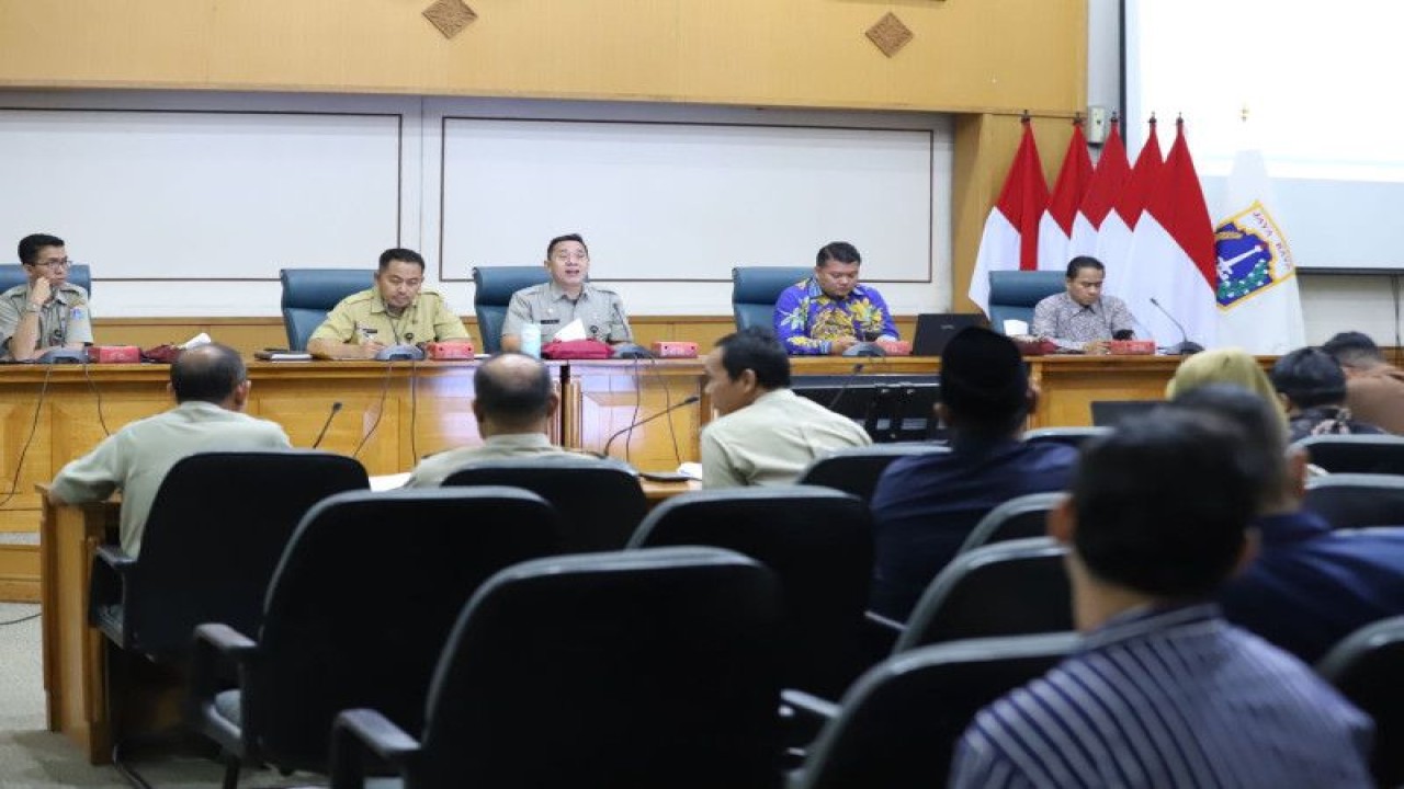 Asisten Pemerintahan Kota Administrasi Jakarta Timur Eka Darmawan saat menerima audiensi komisioner KPU Jaktim di Kantor Wali Kota Jaktim, Cakung, Selasa (18/7/2023). ANTARA/HO-Kominfotik Jakarta Timur