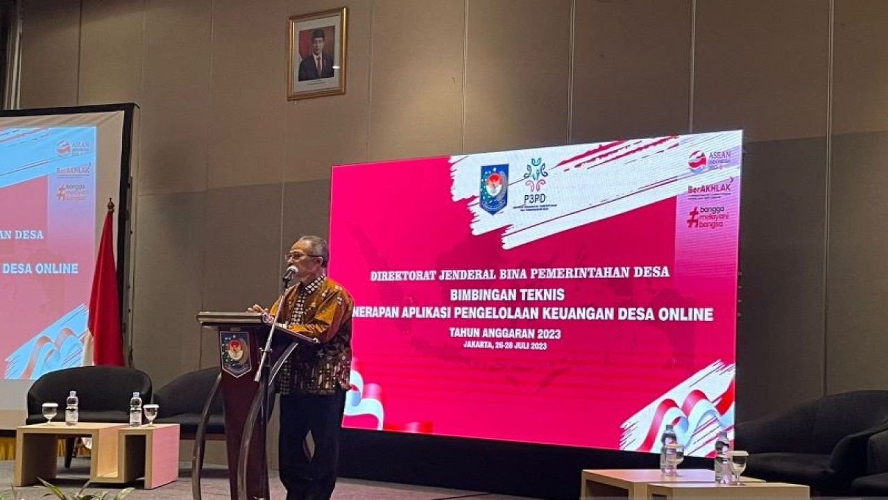Dirjen Bina Pemdes Kementerian Dalam Negeri Eko Prasetyanto Purnomo Putro saat membuka acara Bimbingan Teknis Penerapan Aplikasi Pengelolaan Keuangan Desa Online, di El Royale, Jakarta, Kamis (27/07/2023).