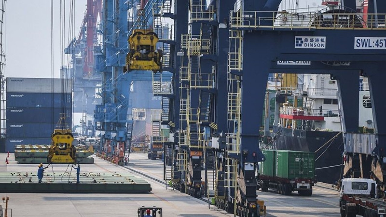 Pekerja melakukan bongkar muat di terminal peti kemas di Pelabuhan Tanjung Priok, Jakarta, Senin (15/5/2023). ANTARA FOTO/Rivan Awal Lingga/tom/aa.