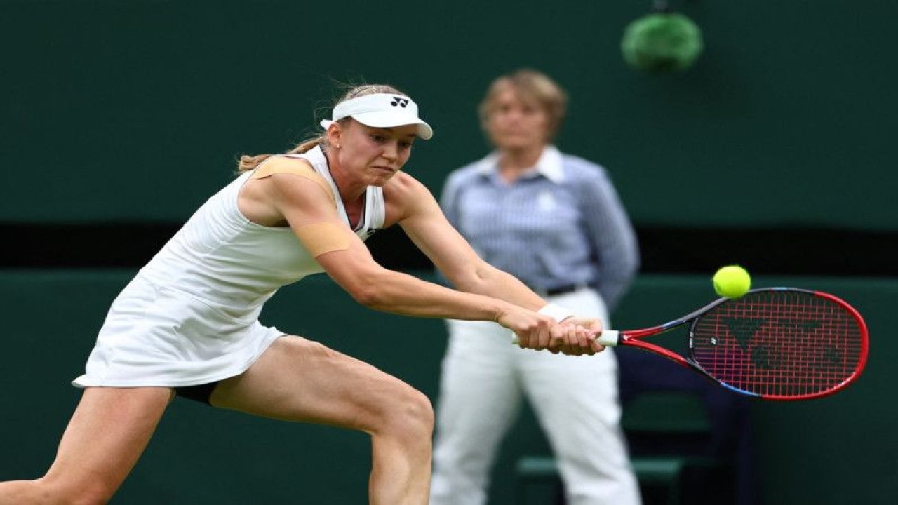 Petenis Kazakhstan Elena Rybakina beraksi selama pertandingan babak pertama Wimbledon melawan petenis AS Shelby Rogers di All England Lawn Tennis and Croquet Club, London, Inggris, Selasa (4/7/2023). (ANTARA/REUTERS/Toby Melville)