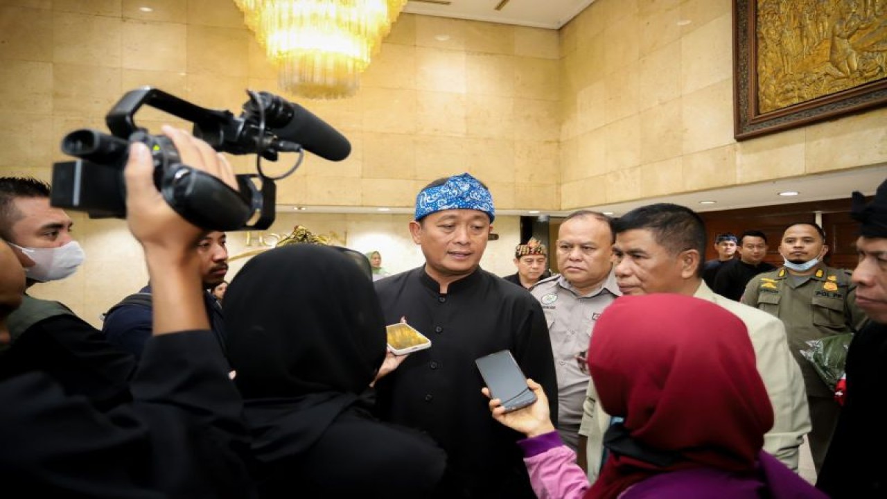 Pelaksana Harian (Plh) Wali Kota Bandung Ema Sumarna memberikan keterangan di Bandung, Kamis (27/7/2023). (ANTARA/HO Pemkot Bandung)