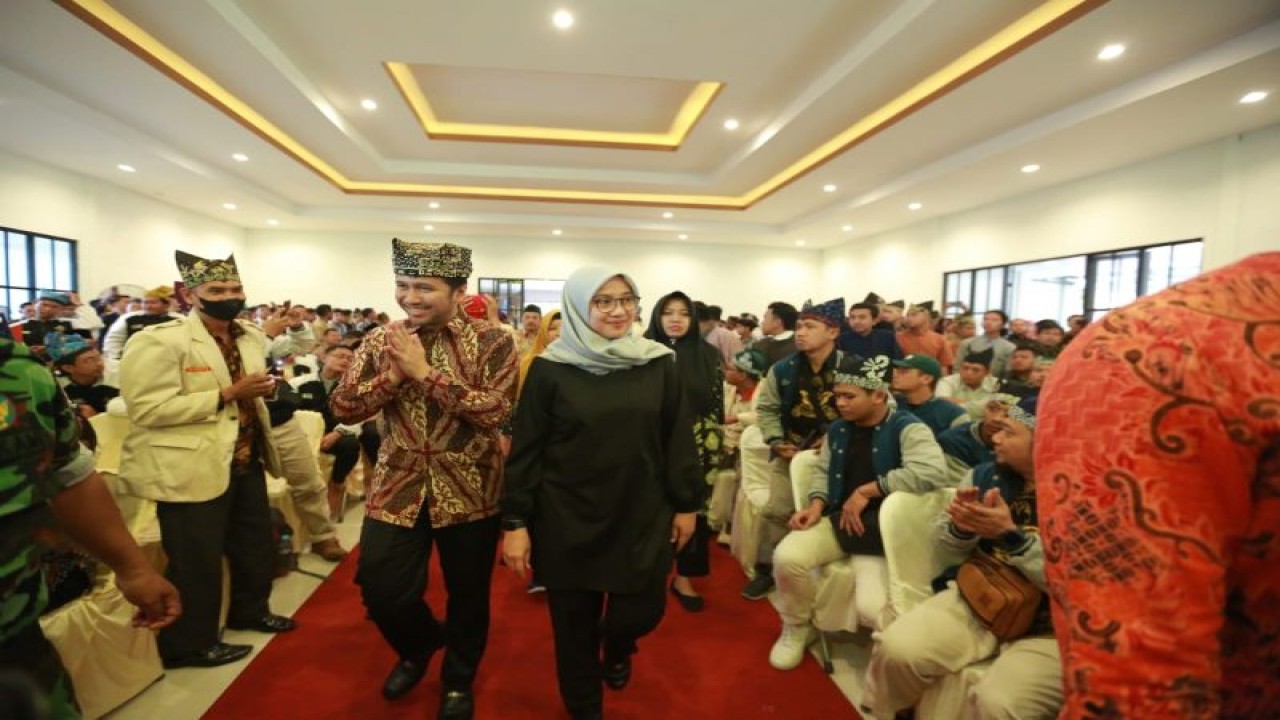 Wakil Gubernur Jatim Emil Elestianto Dardak didampingi Bupati Ipuk Fiestiandani saat menghadiri Musywil Ke-17 Pemuda Muhammadiyah di Banyuwangi. Sabtu (15/7/2023) ANTARA/HO-Humas Pemkab Banyuwangi