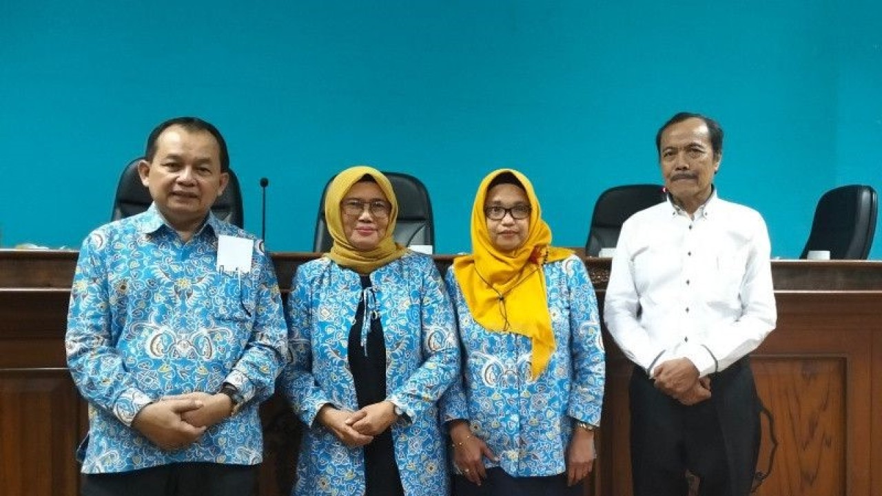 Empat guru besar UNS yang akan dikukuhkan di Solo, Selasa (4/7/2023). ANTARA/Aris Wasita
