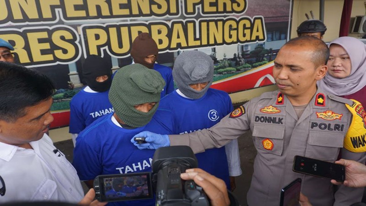 Wakapolres Purbalingga Kompol Donni Krestanto (kanan) bertanya kepada salah seorang tersangka saat konferensi pers di Mapolres Purbalingga, Kamis (13/7/2023), terkait dengan pengungkapan kasus persetubuhan terhadap anak. ANTARA/HO-Polres Purbalingga