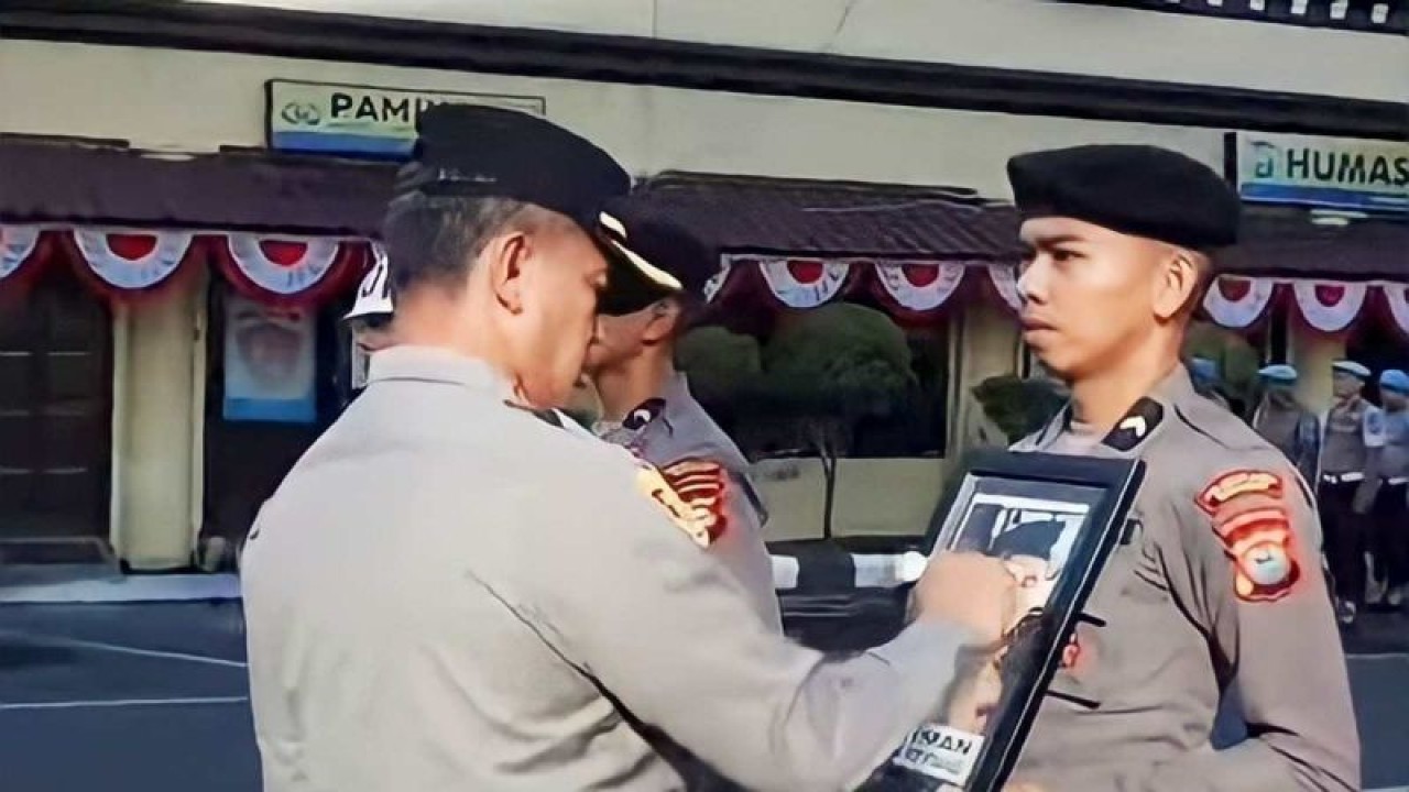 Kapolrestabes Makassar Kombes Pol. Mohammad Ngajib pimpin upacara pemberhentian tidak dengan hormat (PTDH) bagi empat orang personel Polri. ANTARA/Muh Hasanuddin