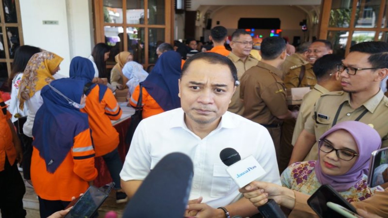 Wali Kota Surabaya Eri Cahyadi di sela acara launching Lomba Kampung Surabaya Hebat (KSH) 2023 di Balai Pemuda Surabaya, Senin (10/7/2023). ANTARA/HO-Diskominfo Surabaya