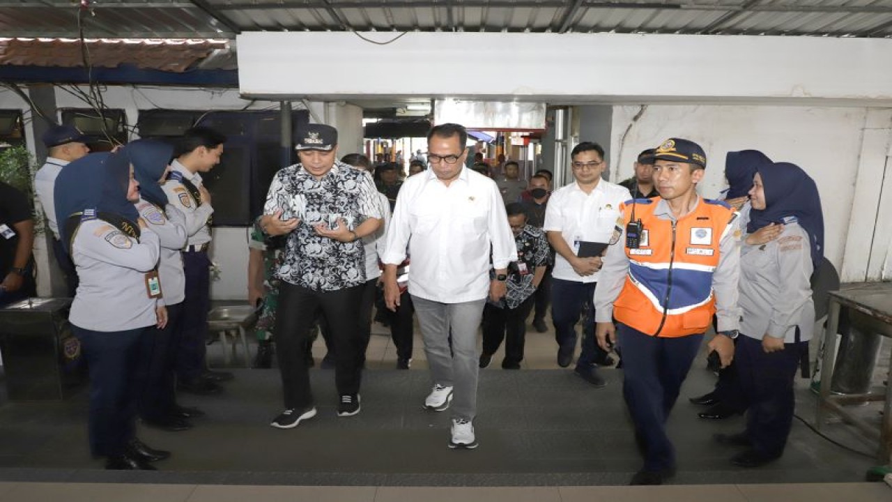 Wali Kota Surabaya Eri Cahyadi saat mendampingi Menteri Perhubungan Budi Karya Sumadi mengunjungi Terminal Purabaya, Sidoarjo, Jatim, Jumat (14/7/2023). ANTARA/HO-Diskominfo Surabaya