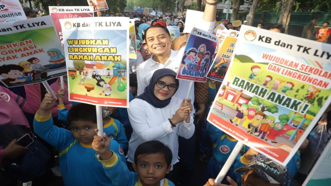 Wali Kota Surabaya Eri Cahyadi saat mengikuti Parade Stop Kekerasan dan Pernikahan Dini pada Anak dalam rangka peringatan Hari Anak Nasional (HAN) 2023 di Taman Bungkul, Surabaya, Minggu (23/7/2023). ANTARA/HO-Diskominfo Surabaya