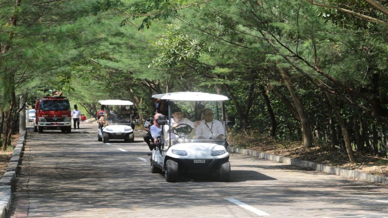 Wali Kota Surabaya Eri Cahyadi bersama rombongan Badan Riset dan Inovasi Nasional (BRIN) saat mengunjungi Kebun Raya Mangrove di wilayah Kecamatan Gunung Anyar, Kota Surabaya, Jawa Timur, Senin (24/7/2023). (ANTARA/HO-Diskominfo Surabaya)