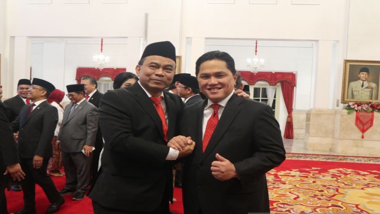 Menteri BUMN Erick Thohir (kanan) bersalaman dengan pejabat yang dilantik, yakni Budi Arie Setiadi sebagai Menteri Komunikasi dan Informatika (Menkominfo), di Istana Negara, Jakarta, Senin (17/7/2023). ANTARA/Desca Lidya Natalia