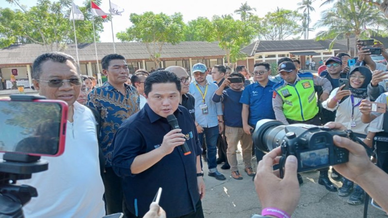 Menteri BUMN Erick Thohir saat wawancara dengan wartawan usai meresmikan proyek pembangunan di KEK Mandalika, Lombok Tengah, NTB, Minggu (9/7/2023). ANTARA/Akhyar
